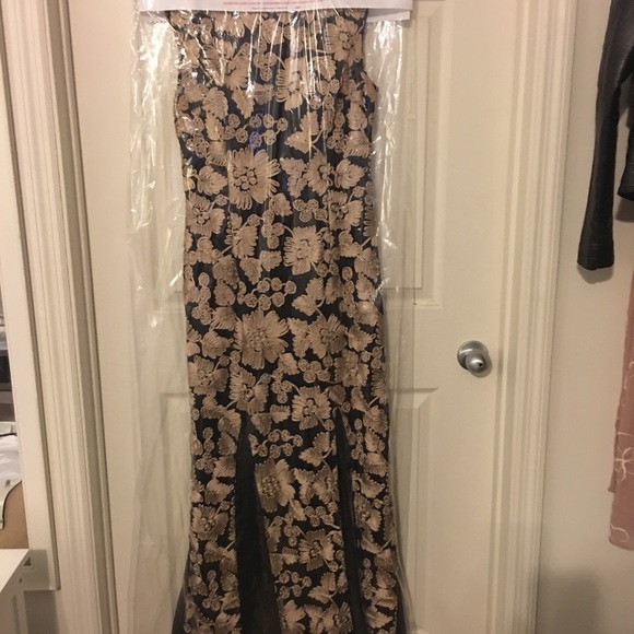 Designer gown - Picture 1 of 4